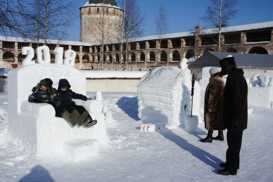 Территорию Кирилло-Белозерского музея украсили снежные скульптуры